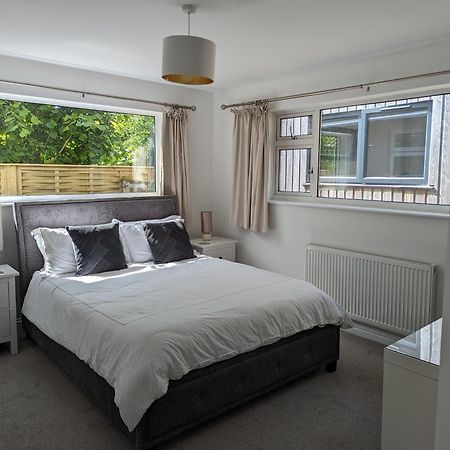 Peaceful Glastonbury Bungalow - Ideally Located Экстерьер фото