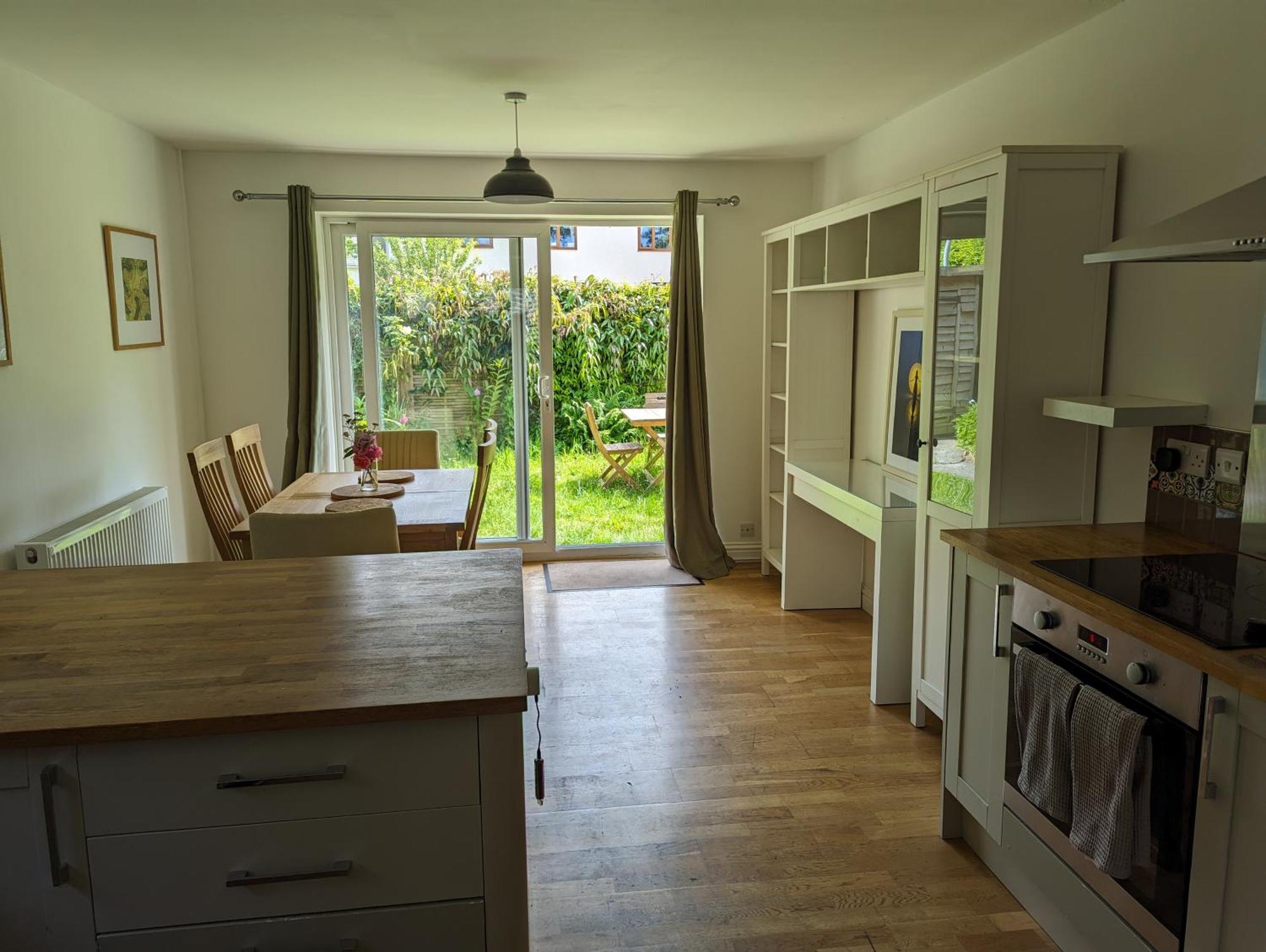 Peaceful Glastonbury Bungalow - Ideally Located Экстерьер фото
