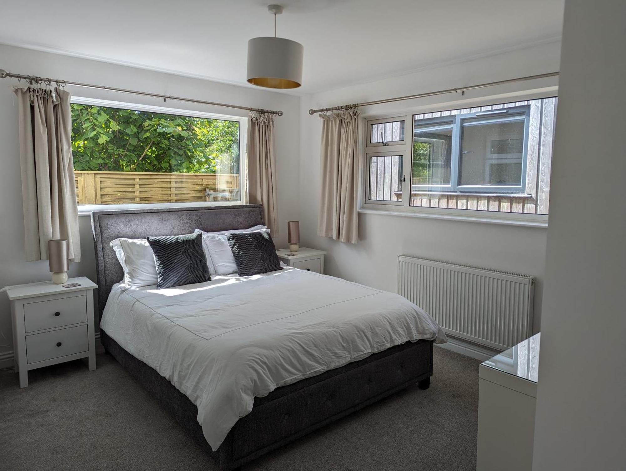 Peaceful Glastonbury Bungalow - Ideally Located Экстерьер фото